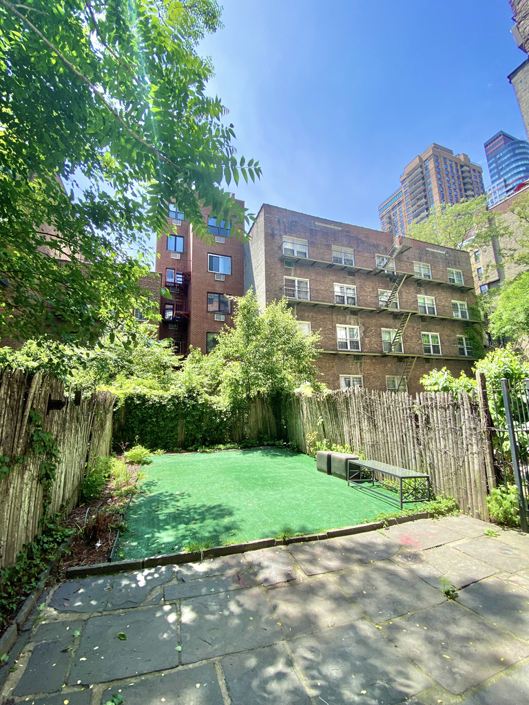 East 54th Street - Photo 11