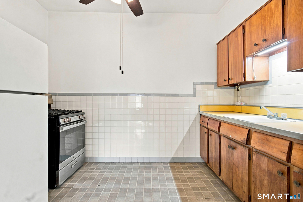 218 Flax Hill Road - Photo 3