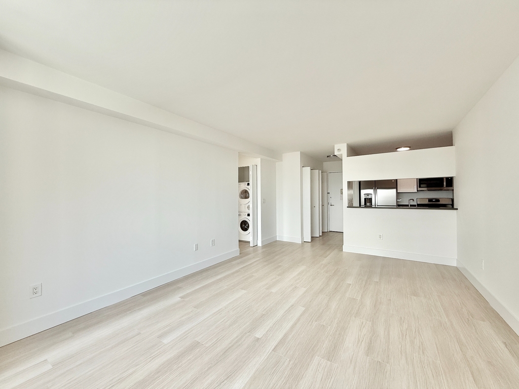 West 42nd Street - Photo 5