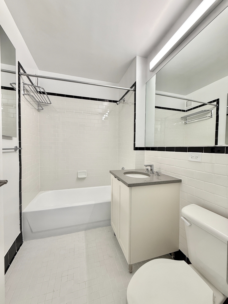 West 42nd Street - Photo 8