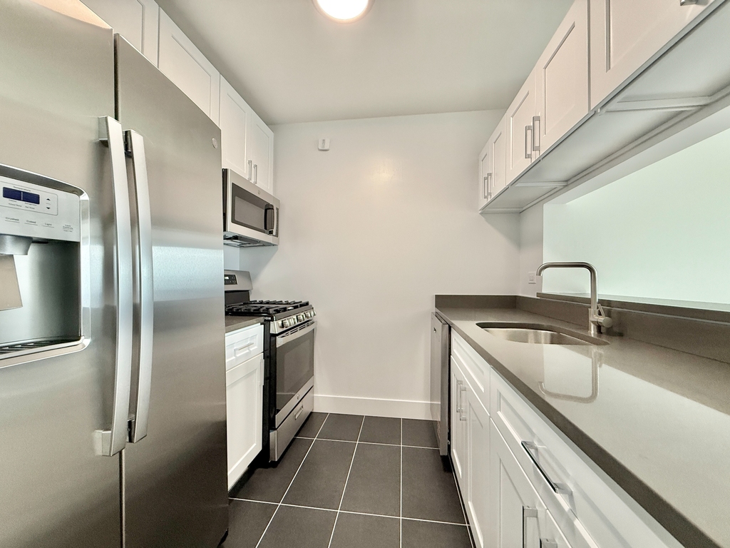 West 42nd Street - Photo 3