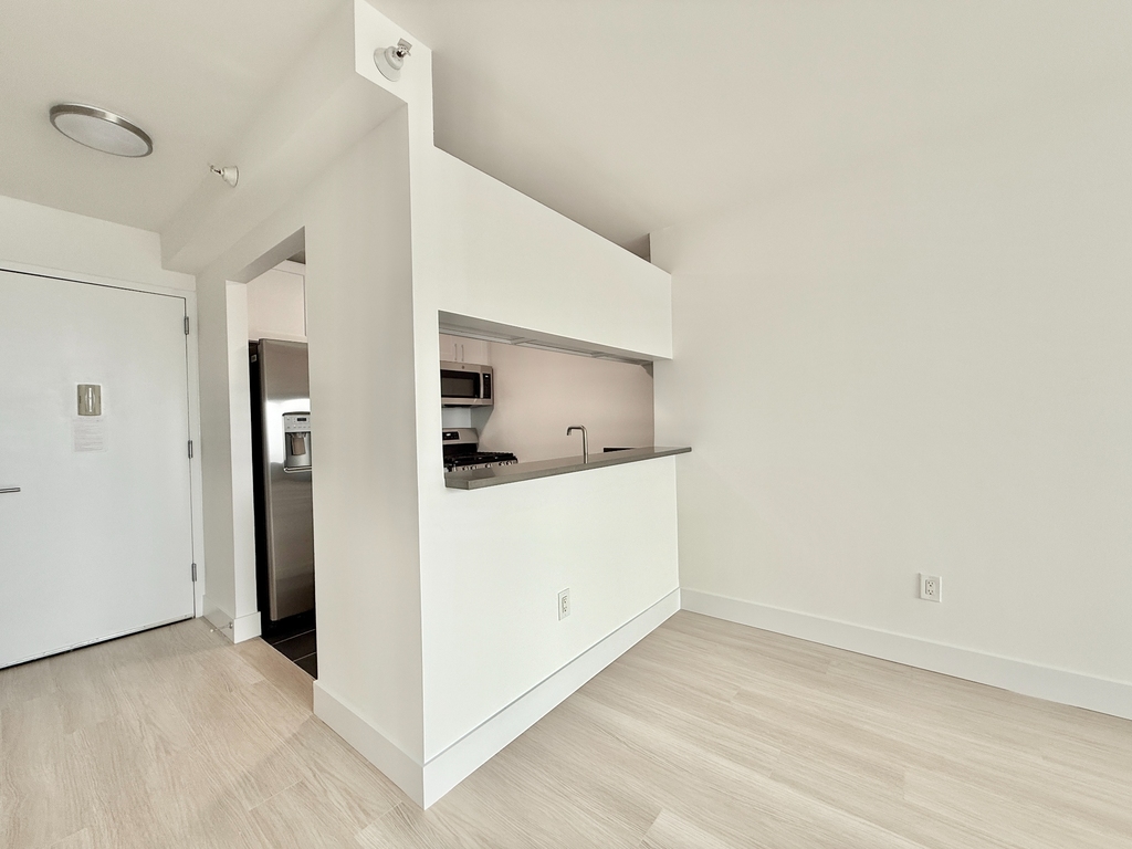 West 42nd Street - Photo 4