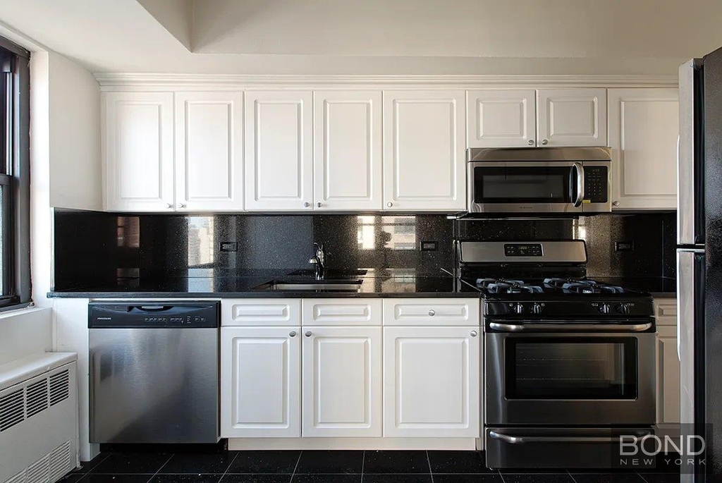 East 86th Street - Photo 2