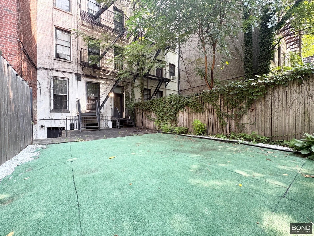East 55th Street - Photo 8