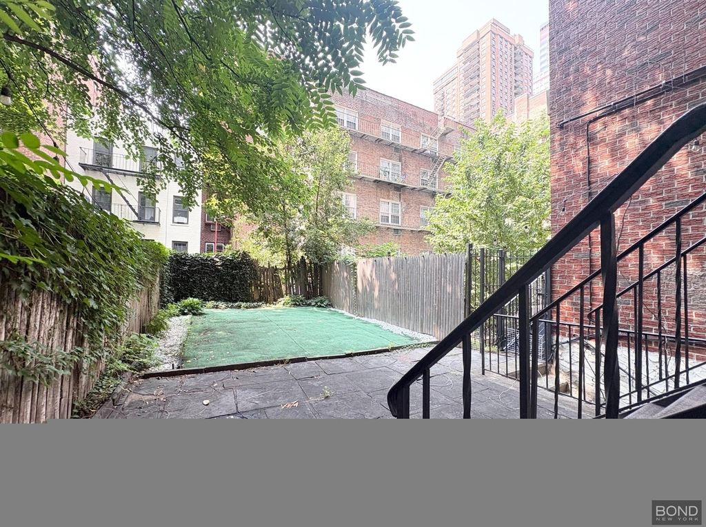 East 55th Street - Photo 7