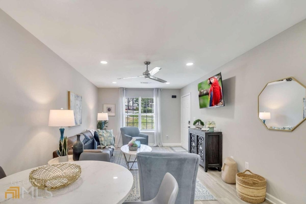 1738 Spring Road - Photo 2