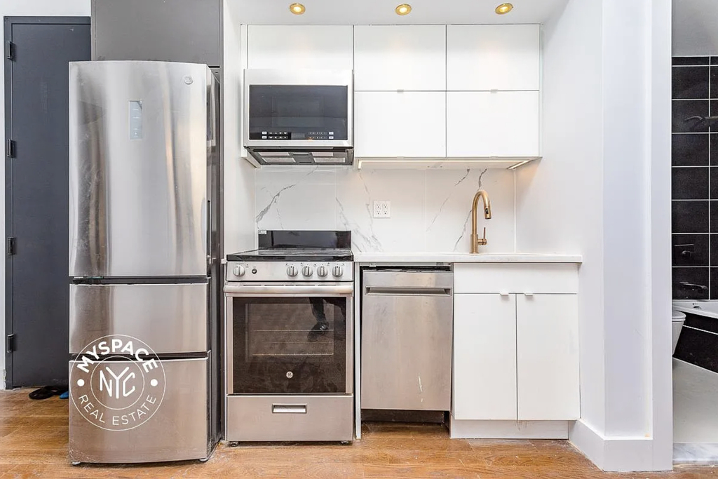 1337 Gates Avenue - Photo 1