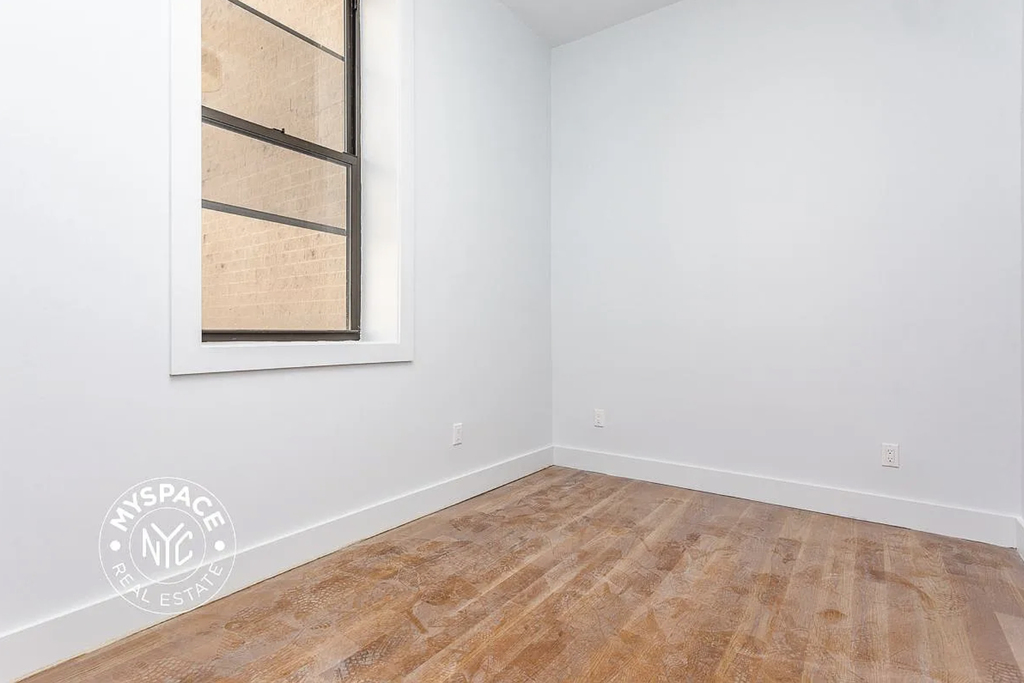 1337 Gates Avenue - Photo 2
