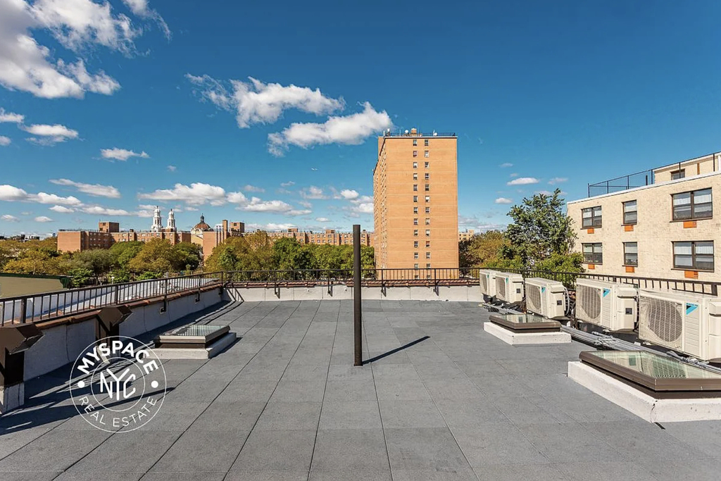 1337 Gates Avenue - Photo 3