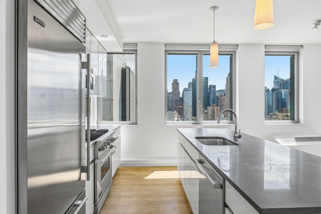 554 West 54th Street - Photo 2