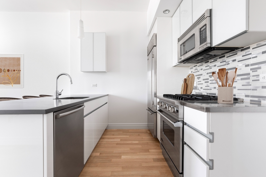 554 West 54th Street - Photo 3