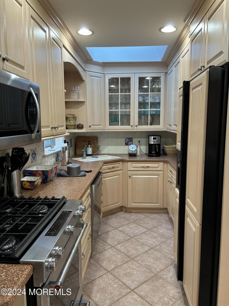 206 Beach Avenue - Photo 4