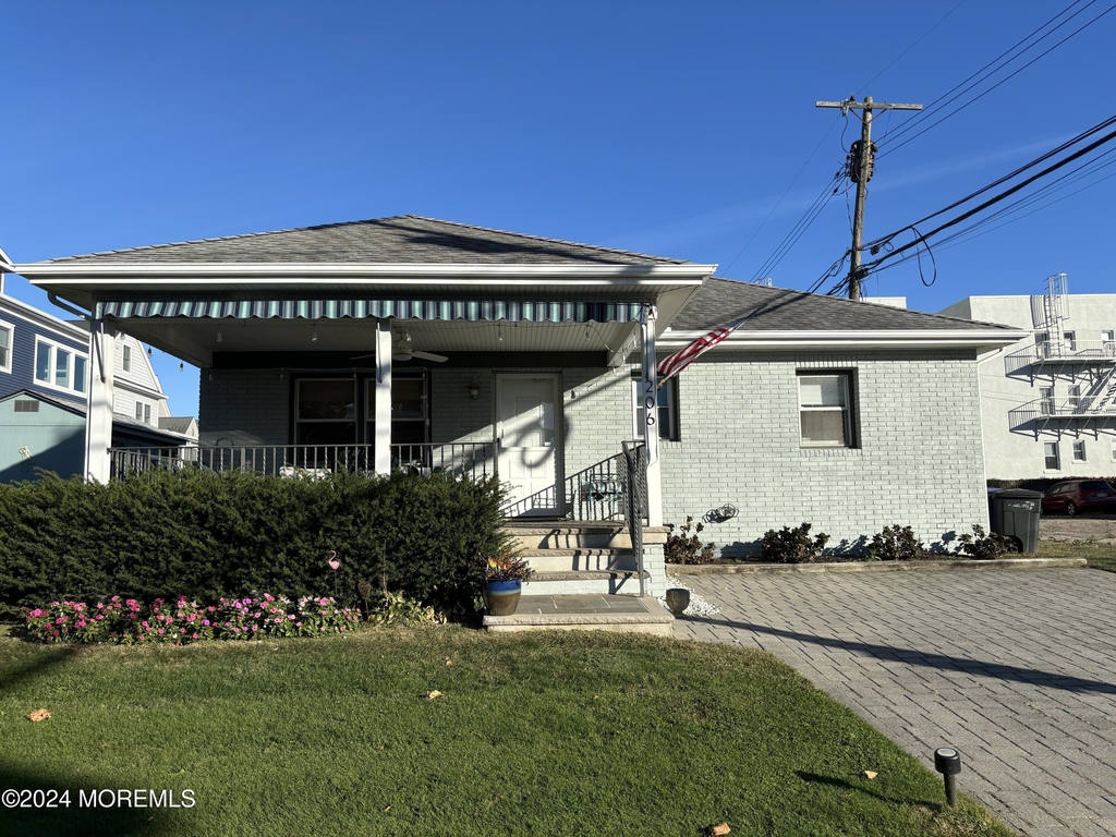 206 Beach Avenue - Photo 0