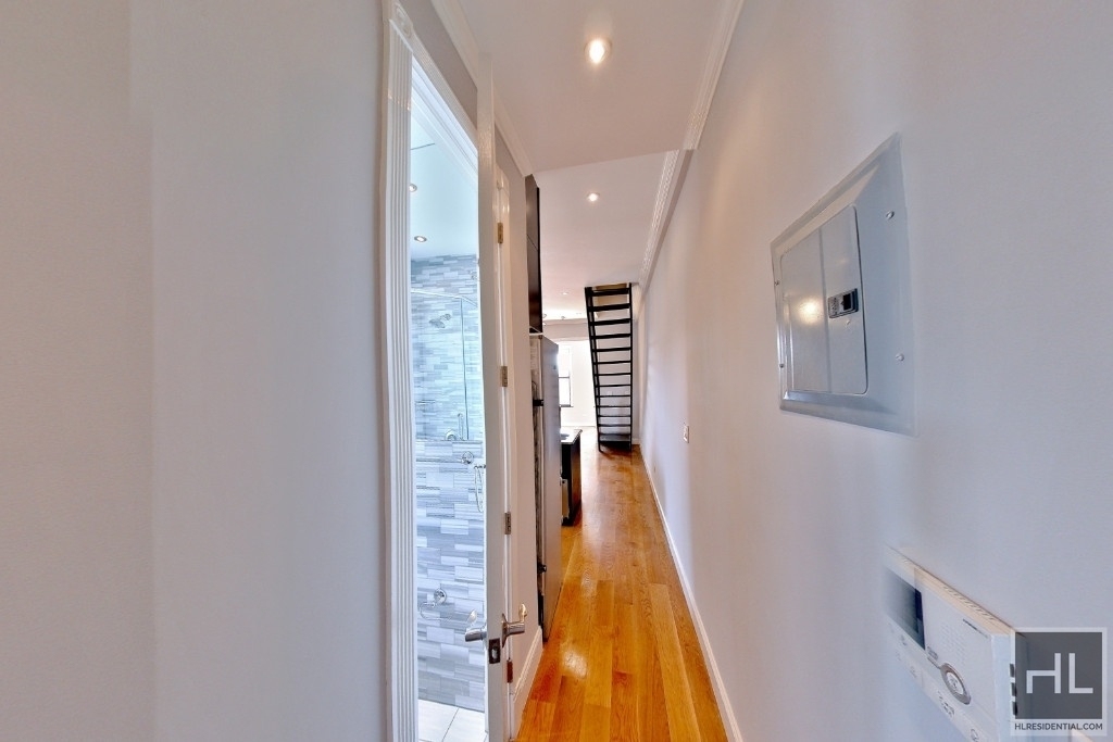 Avenue B - Photo 1