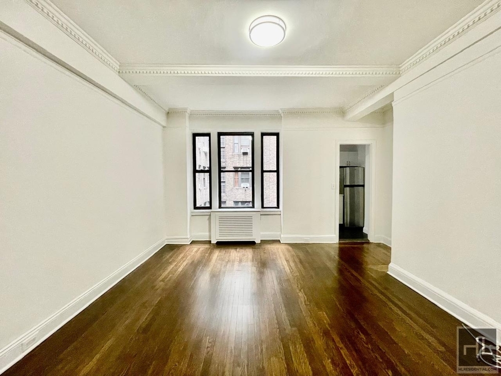 East 46 Street - Photo 0