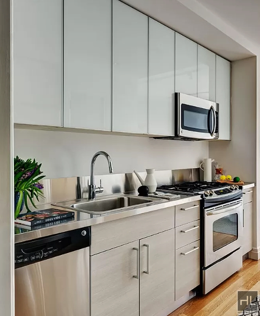 West 54th Street - Photo 2