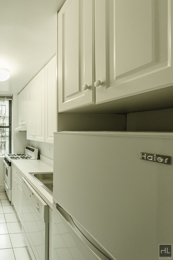 East 81 Street - Photo 2