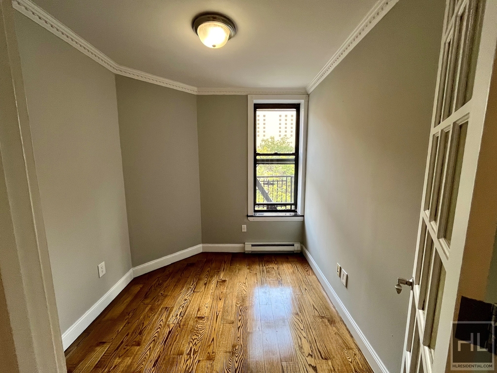 West 52 Street - Photo 3