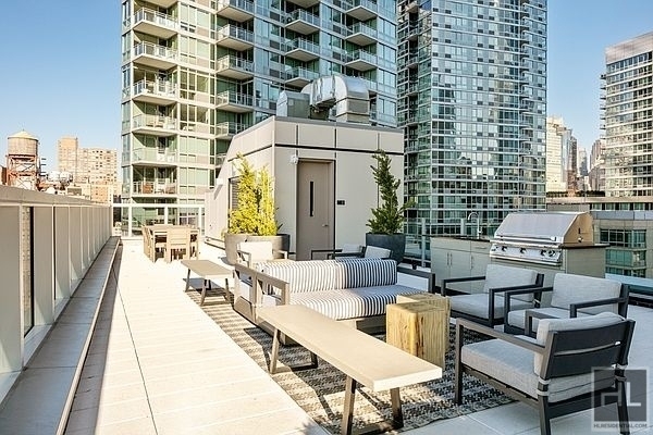 West 36 Street - Photo 5