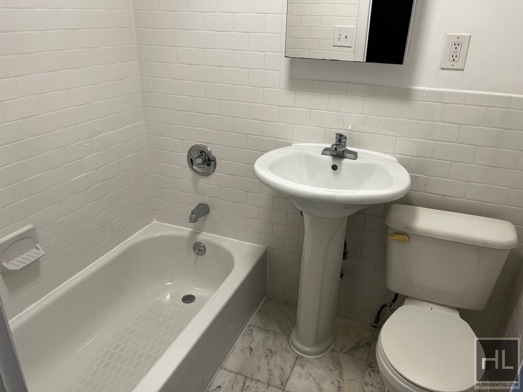Third Avenue - Photo 2