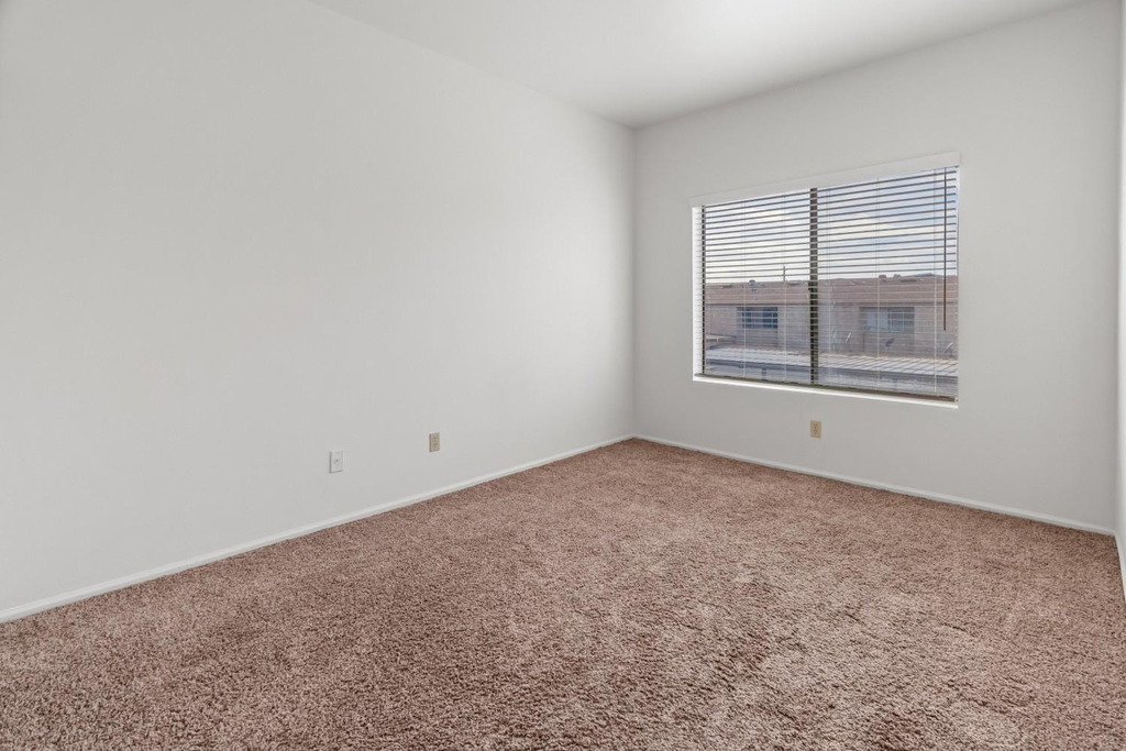 1017 E Maryland -- - Photo 25
