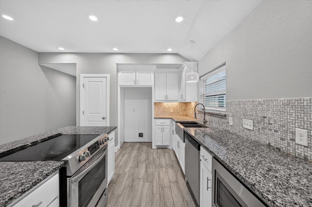 608 E College Street - Photo 4