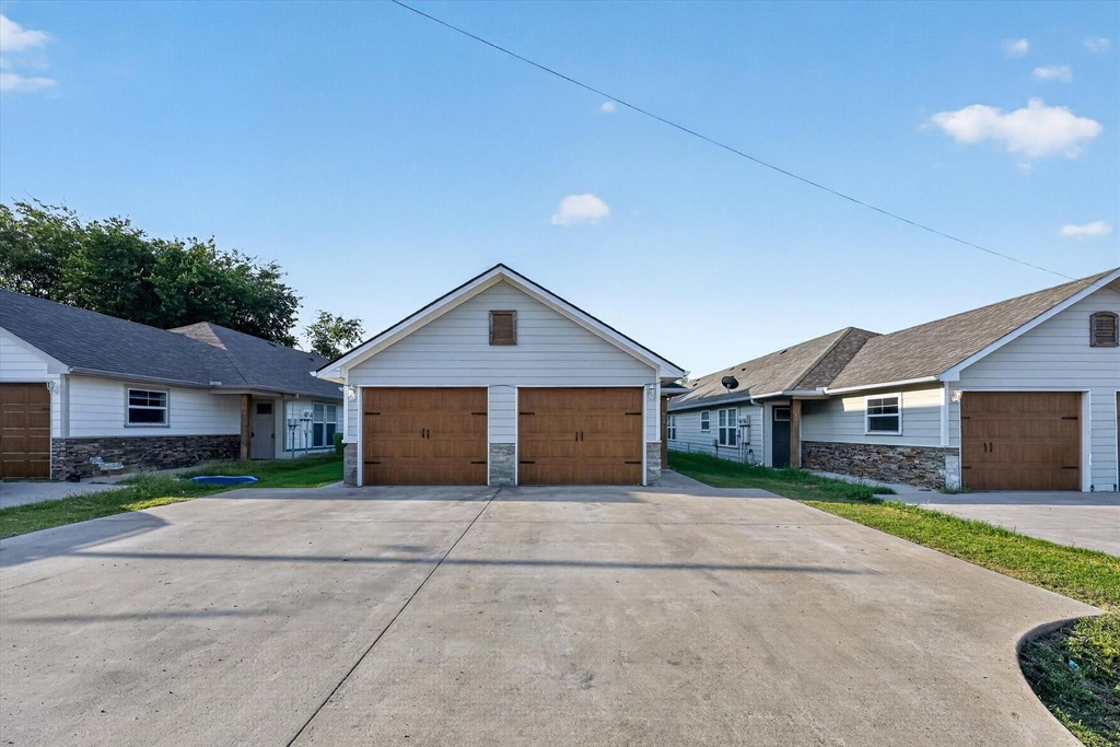 608 E College Street - Photo 0