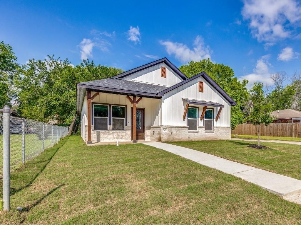 747 N Wilhite Street - Photo 1
