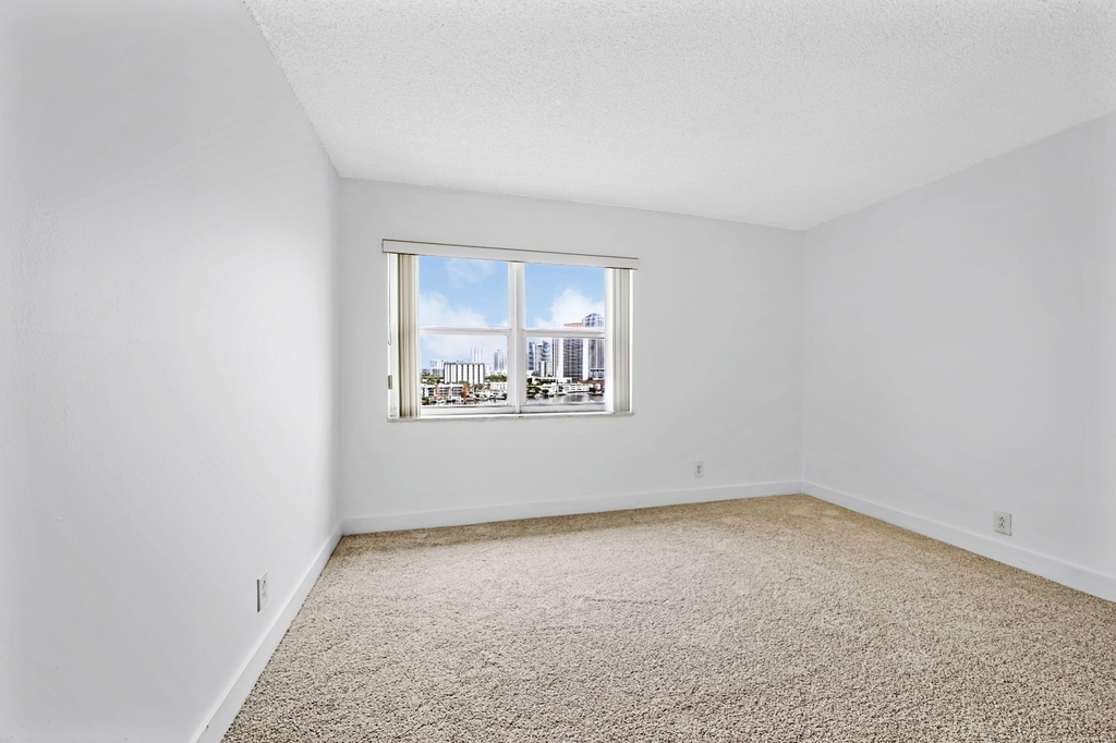401 Golden Isles Drive - Photo 9