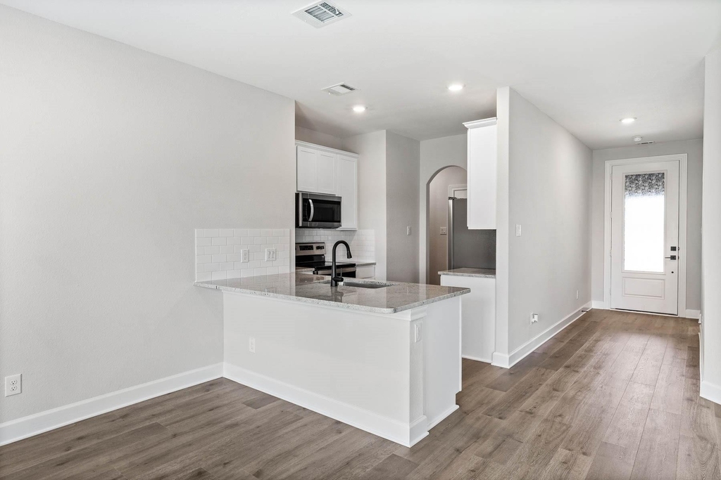 1013 Pecan Place - Photo 2