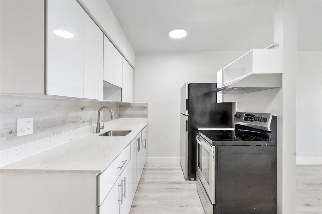 1638 Plunkett Street - Photo 2