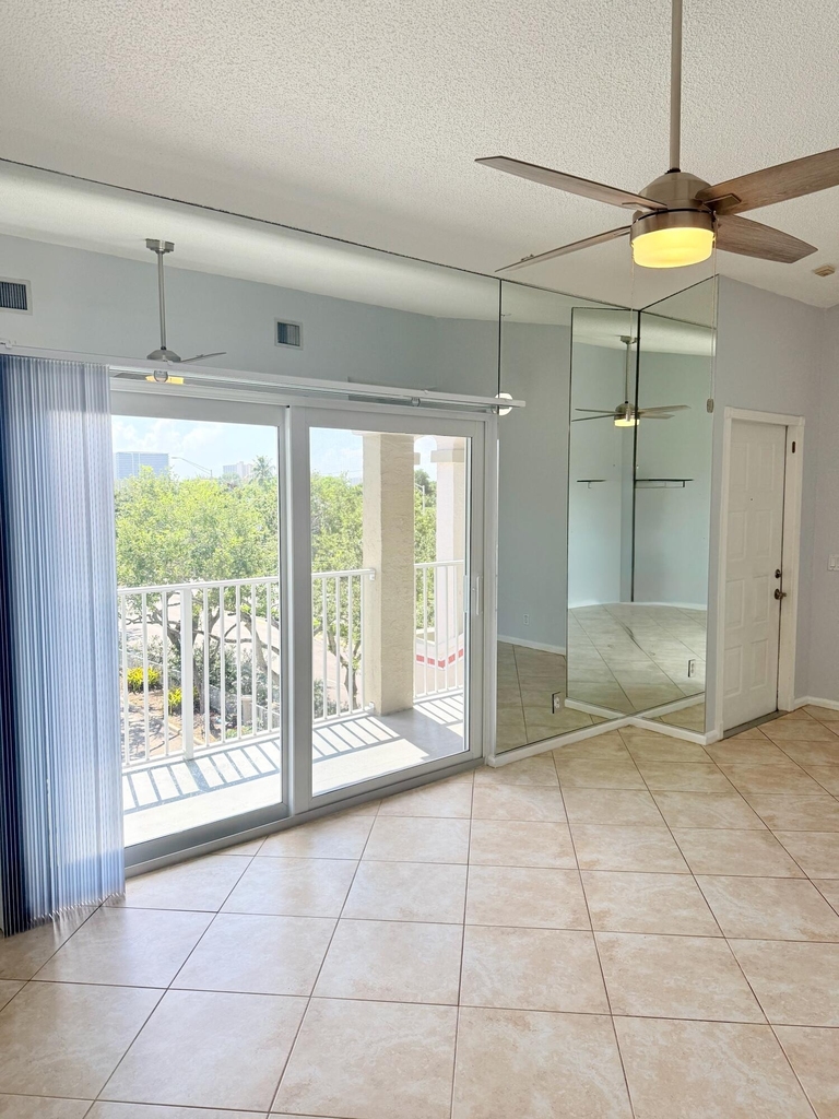 2351 Ne 14th Street Causeway - Photo 3