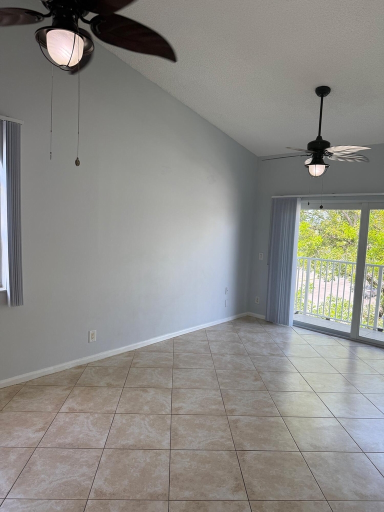 2351 Ne 14th Street Causeway - Photo 18