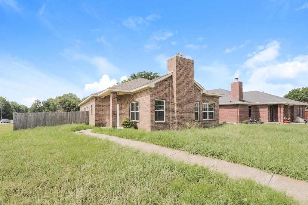 1633 Mockingbird Lane - Photo 1