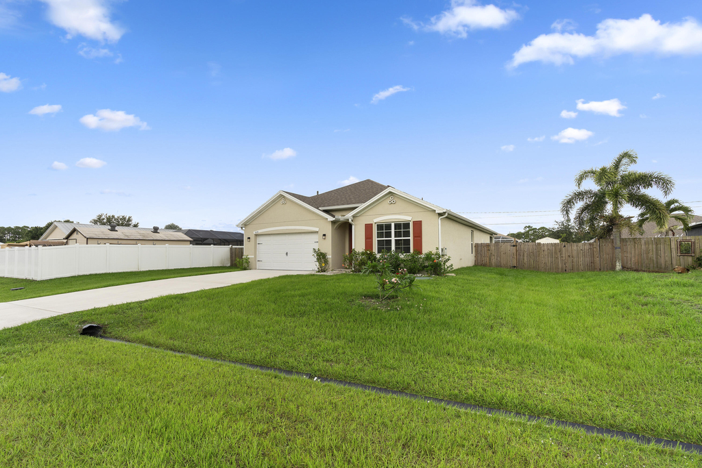 1810 Sw Capehart Avenue - Photo 1