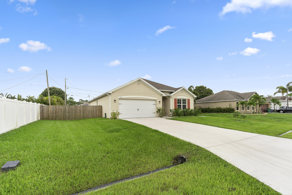 1810 Sw Capehart Avenue - Photo 2