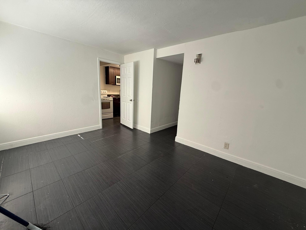 37 Sw 14th Street - Photo 1