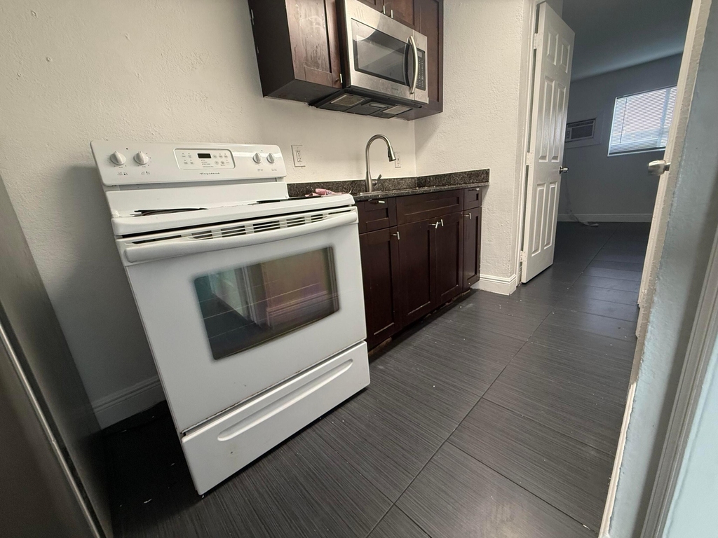 37 Sw 14th Street - Photo 2