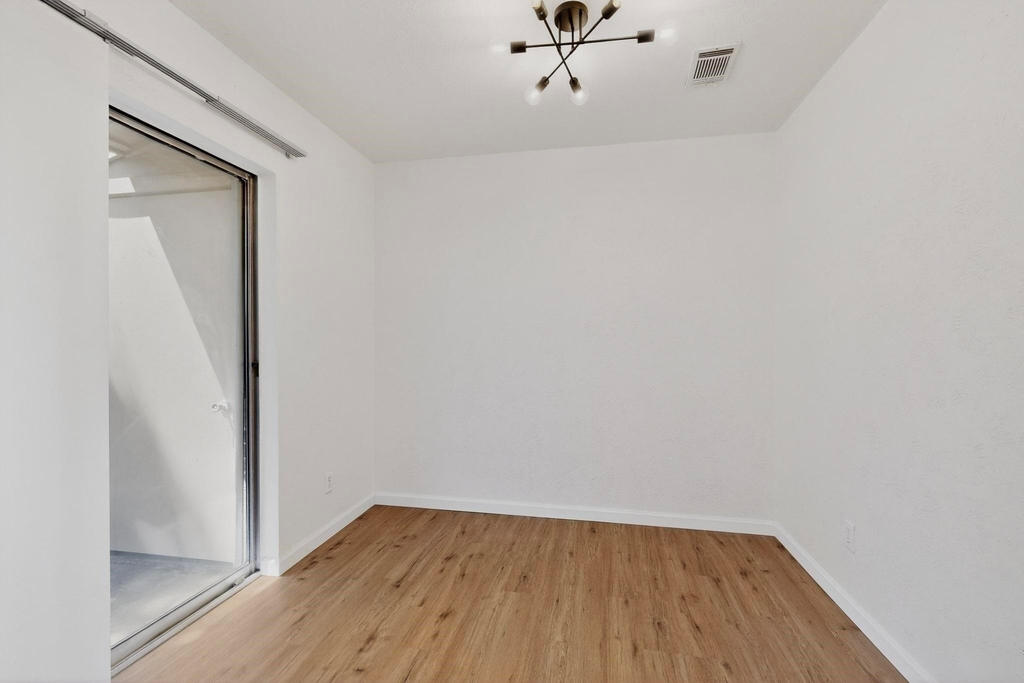 925 Cedar Terrace - Photo 10