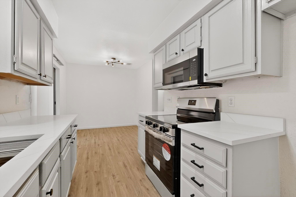 925 Cedar Terrace - Photo 8