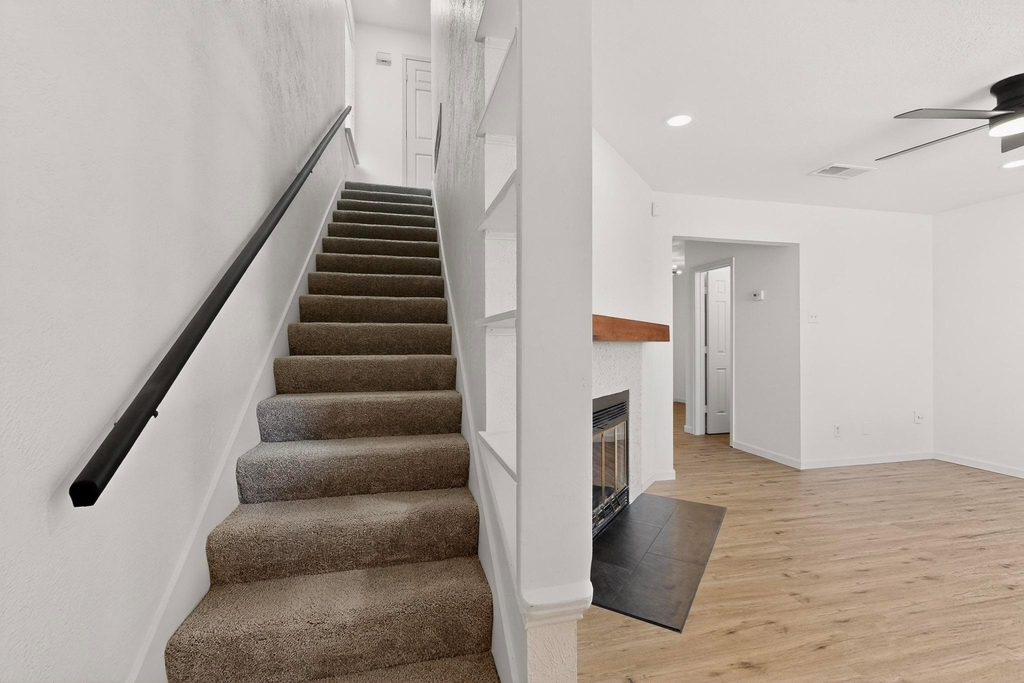 925 Cedar Terrace - Photo 2