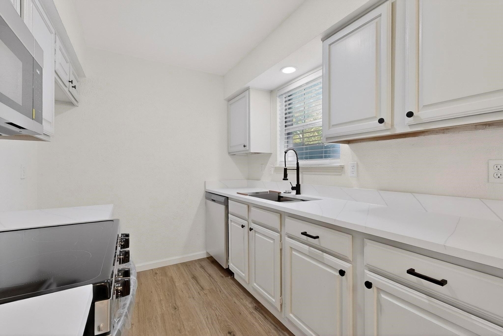 925 Cedar Terrace - Photo 5