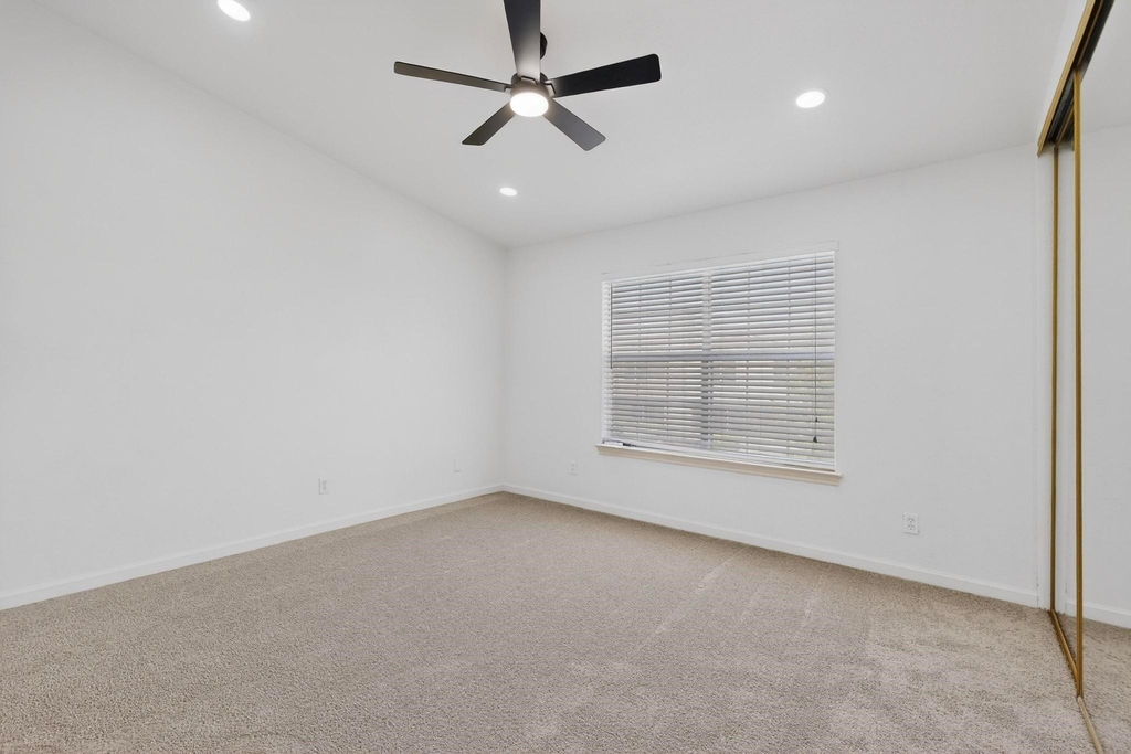 925 Cedar Terrace - Photo 18