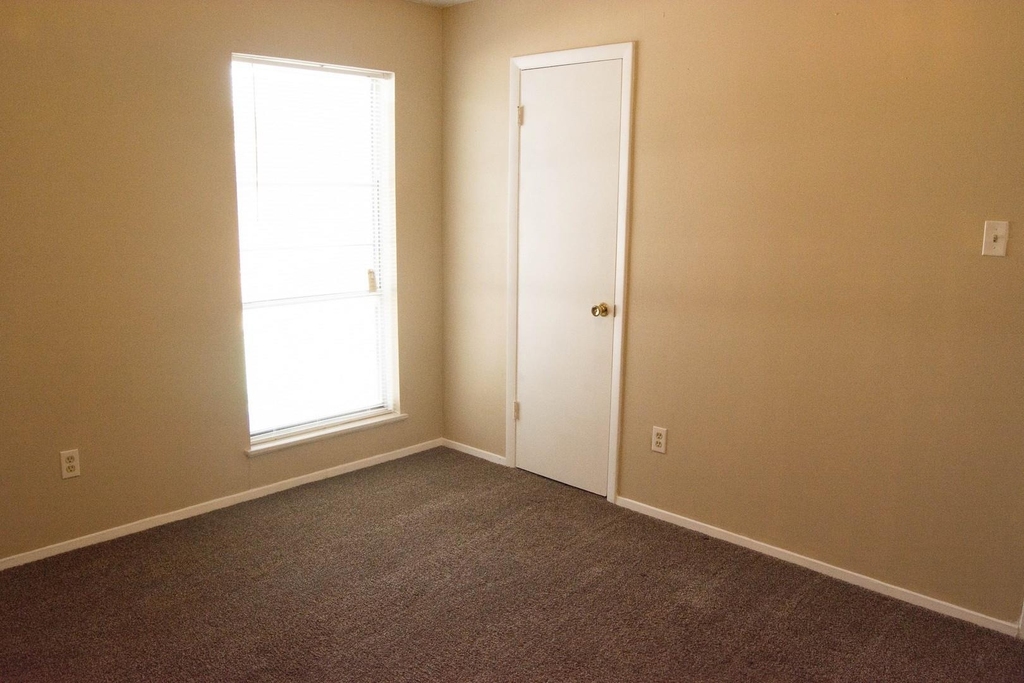 2800 Sayles Boulevard - Photo 9