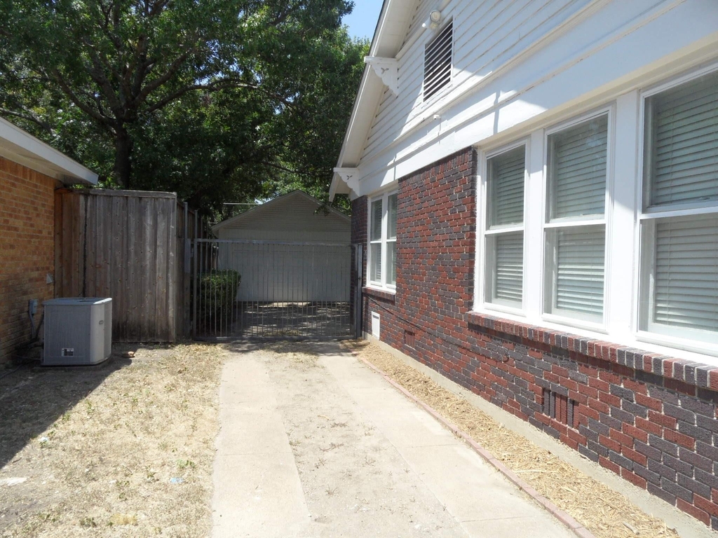 1523 Hollywood Avenue - Photo 27