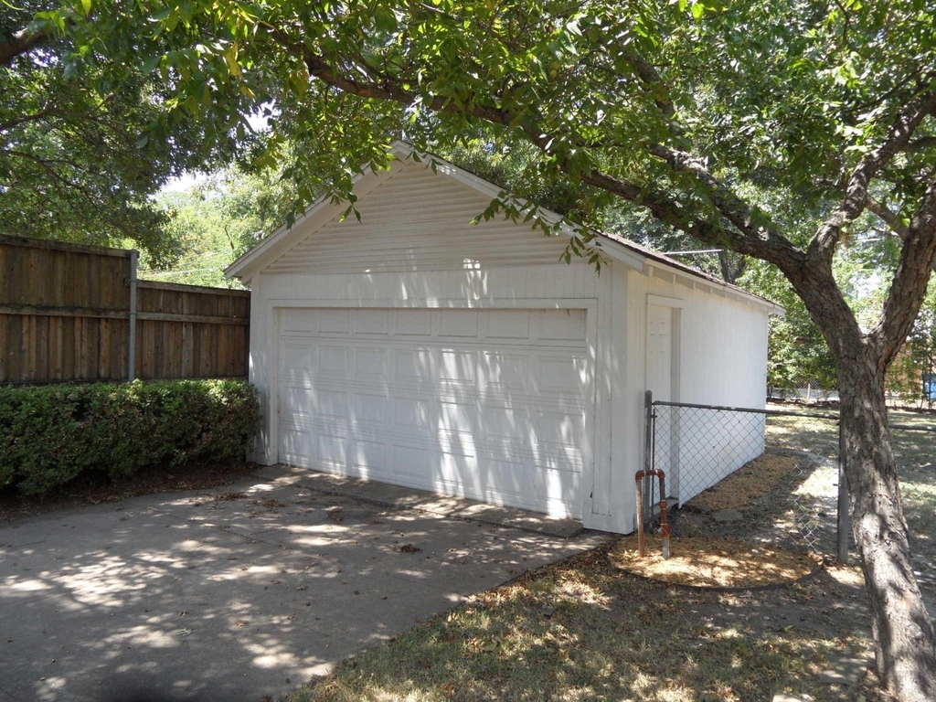 1523 Hollywood Avenue - Photo 26