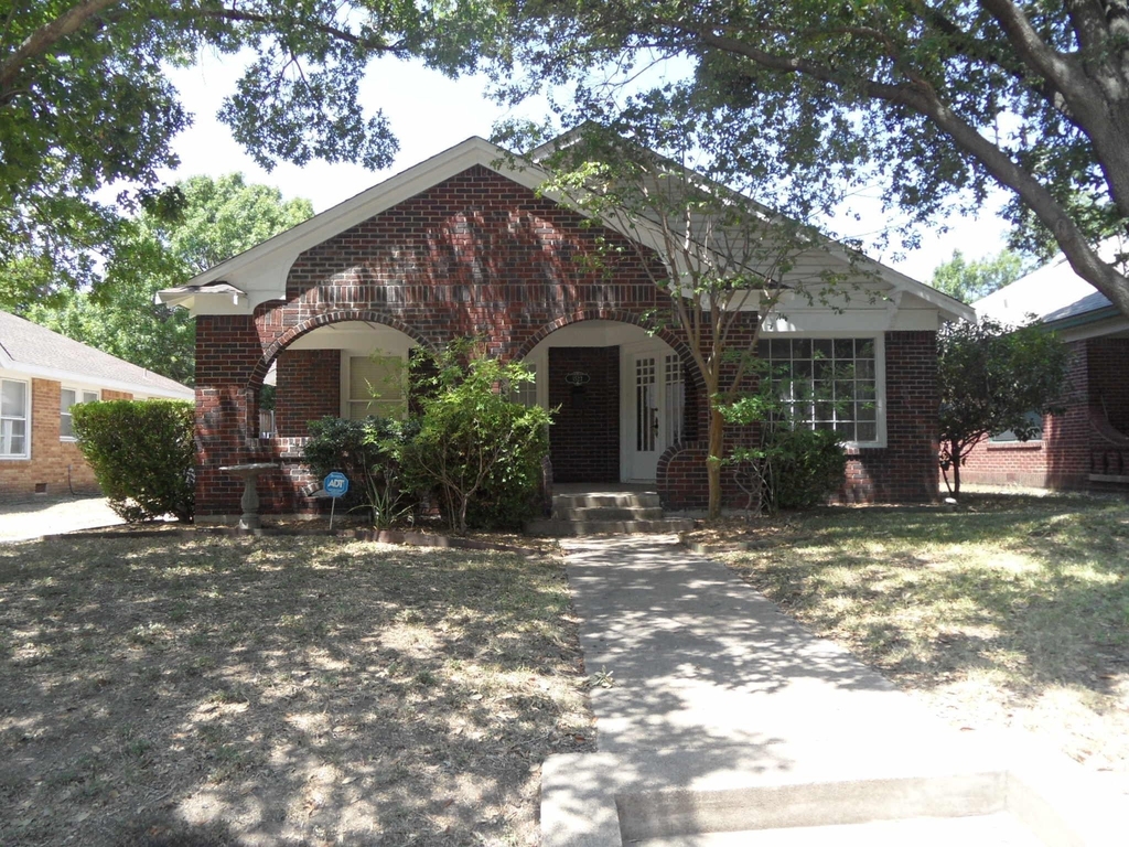 1523 Hollywood Avenue - Photo 0