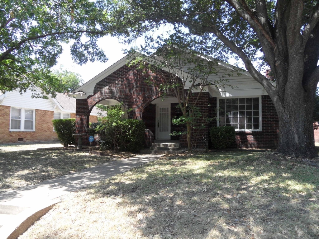 1523 Hollywood Avenue - Photo 1