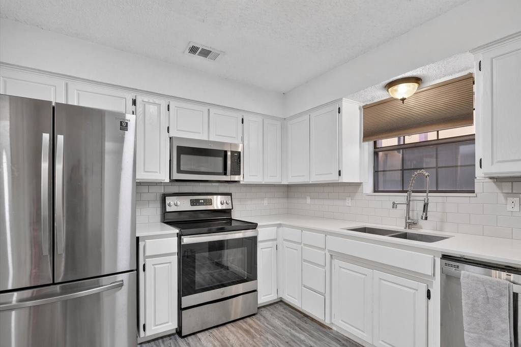 2324 Markland Street - Photo 2