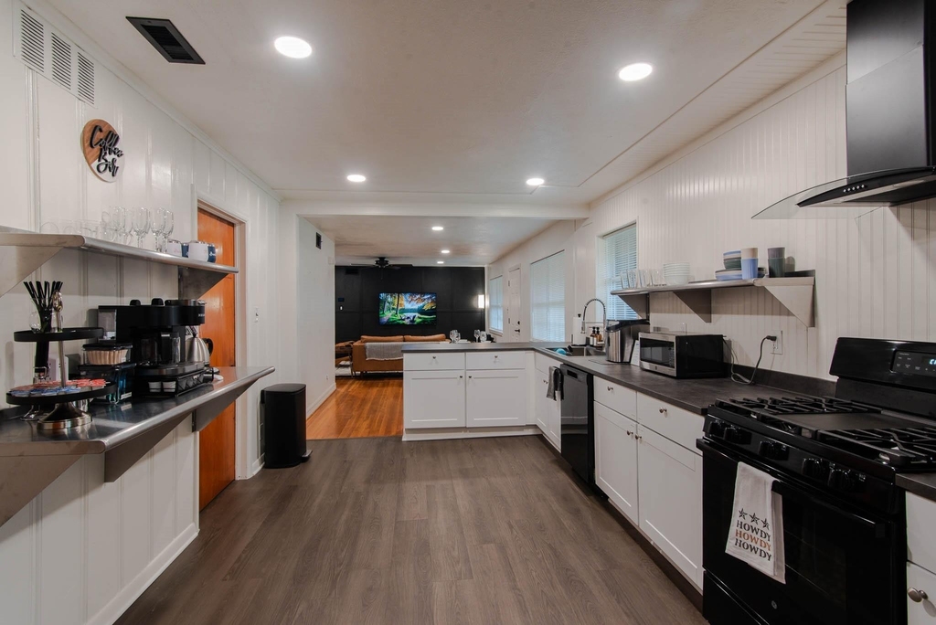 302 Circle Drive - Photo 1